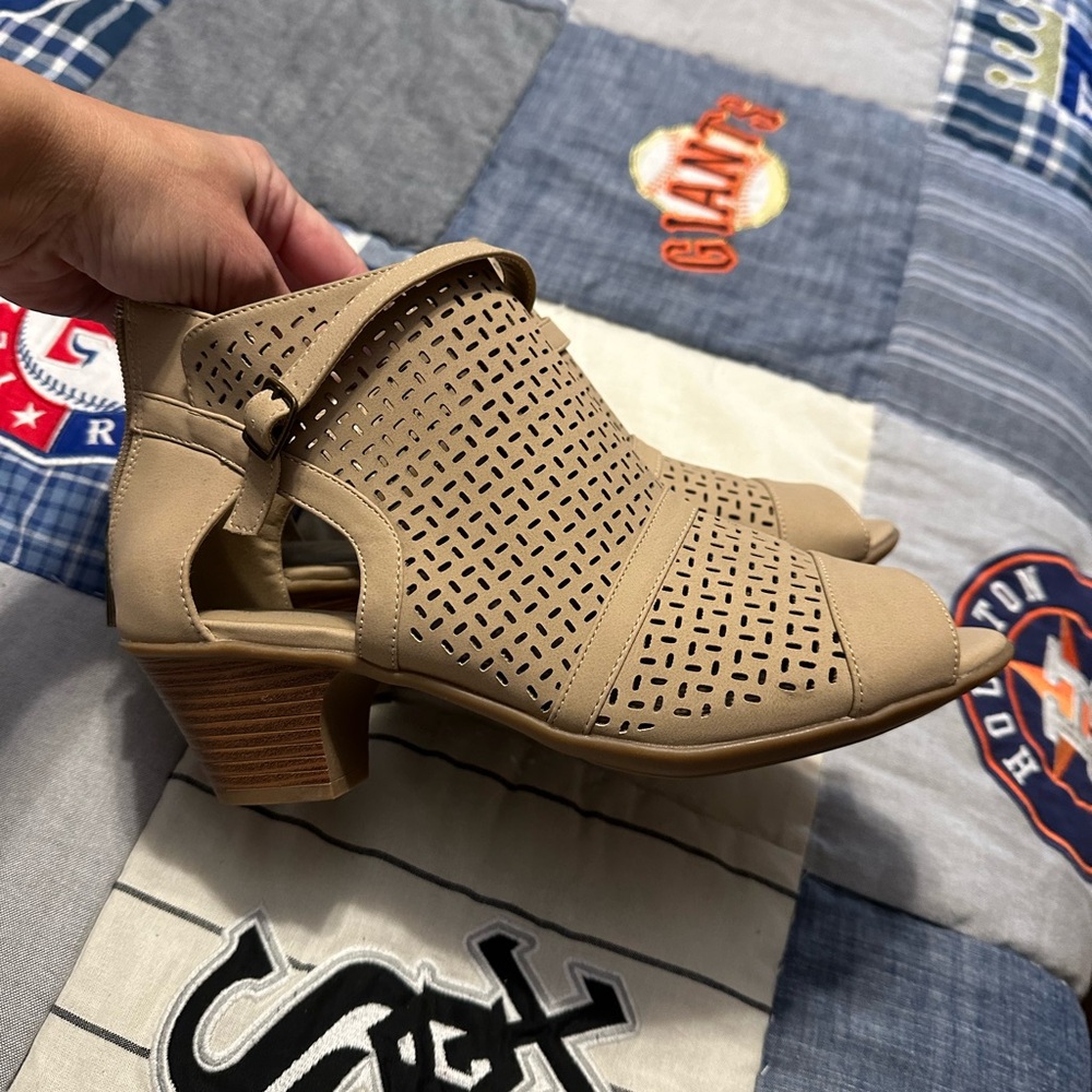 Easy street size 8.5 wide, peep toe, never worn.